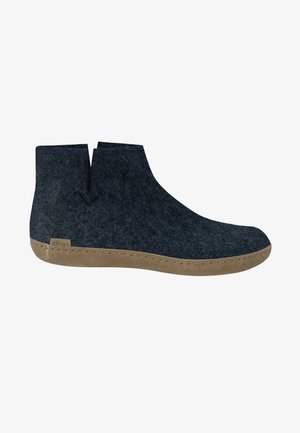 Dunkelgrauer Filzknöchelstiefel mit hellbrauner Gummisohle und kleinem Stoffmarken-Label an der Seite.