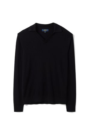 Schwarzer langärmeliger Strickpullover mit V-Ausschnitt und kleinem Kragen, flach auf weißem Hintergrund dargestellt.