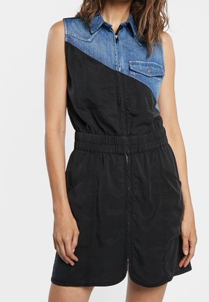 Ärmelloses Kleid mit blauem Denim-Oberteil mit Kragen und Tasche, schwarzem gerafftem Bund, Frontreißverschluss und großen schwarzen Taschen am Rock.