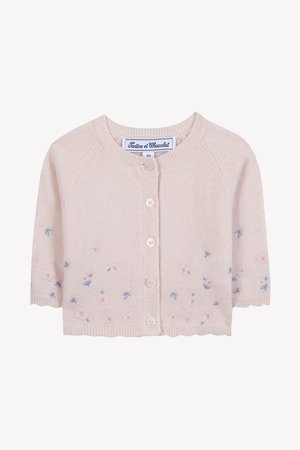 Roze gebreide cardigan met korte mouwen, ronde halslijn en decoratieve bloemembroideries in blauw en roze. Voorzien van een knoopsluiting aan de voorkant.