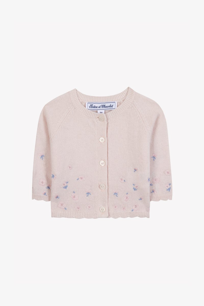 Cardigã rosa de malha com mangas curtas, decote redondo e bordados florais decorativos em azul e rosa. Apresenta uma frente com botões.