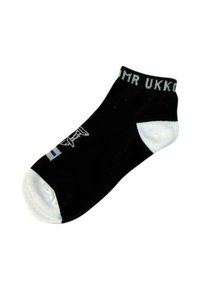 Calcetín negro hasta el tobillo con acentos blancos en la punta y el talón. Presenta el texto "MR UKKO" en la parte superior y un pequeño diseño de bandera en el lateral.