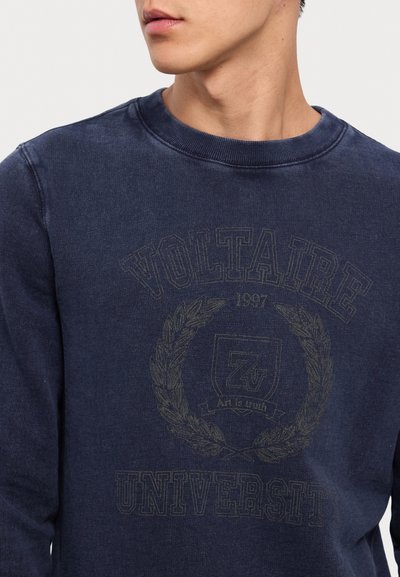 Marineblå sweatshirt lavet af bomuldsblanding, med rund halsudskæring, lange ærmer og frontprint med "Voltaire University" samt laurbærdesign.