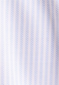 Tissu blanc à rayures verticales bleu clair et motif de tissage texturé subtil.