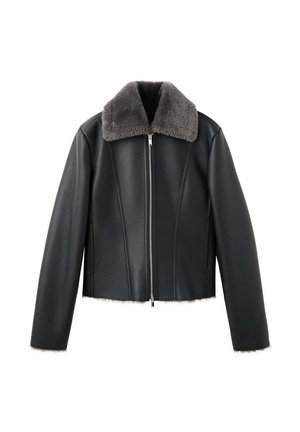 Chaqueta de cuero negra con mangas largas, cremallera central y amplio cuello de piel gris, mostrada sobre fondo blanco.