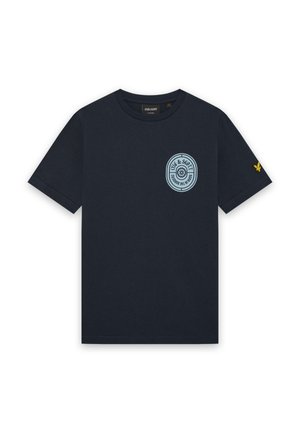 Marineblå T-shirt med korte ærmer og rund hals, lyseblåt cirkulært logo på brystet og lille gult emblem på venstre ærme.
