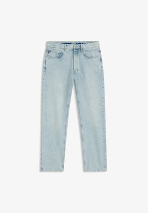 Jasnoniebieskie dżinsy o prostych nogawkach, z przednimi kieszeniami, szlufkami na pasek i zapięciem na guzik, położone płasko na białym tle.