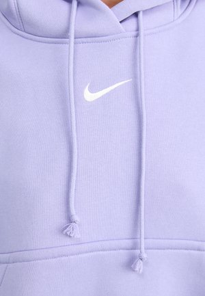 Svetlofialová mikina s kapucňou a bielym logom Nike, šnúrky s strapcami a hladká textúrovaná tkanina. Obsahuje design s kangaroo vreckom.