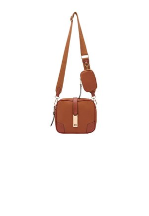 Sac bandoulière rectangulaire marron en matériau synthétique, avec un rabat de fermeture et un verrou en métal doré, ainsi qu'une bandoulière réglable. Comprend une petite pochette détachable.