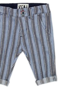 Pantaloni a righe con strisce verticali blu e grigie, dotati di chiusura a bottoni, tasche frontali e orli con risvolto per un look curato.