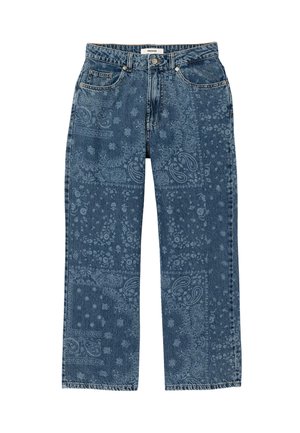 Jean en denim avec un motif bleu paisley et floral, style cinq poches, fermeture à boutons, et étiquette de marque sur la ceinture.