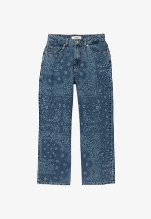 Jean en denim avec un motif bleu paisley et floral, style cinq poches, fermeture à boutons, et étiquette de marque sur la ceinture.