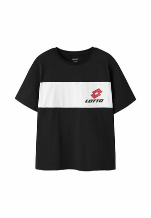 T-shirt noir à manches courtes avec une large bande blanche horizontale sur la poitrine présentant un logo rouge Lotto et le texte "LOTTO" sur le côté droit.