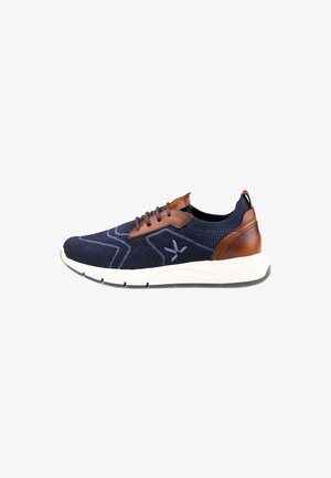Sneaker a maglia blu navy con accenti in pelle marrone, suola bianca e dettagli a zigzag sulla parte superiore. Design a bassa altezza con chiusura con lacci.