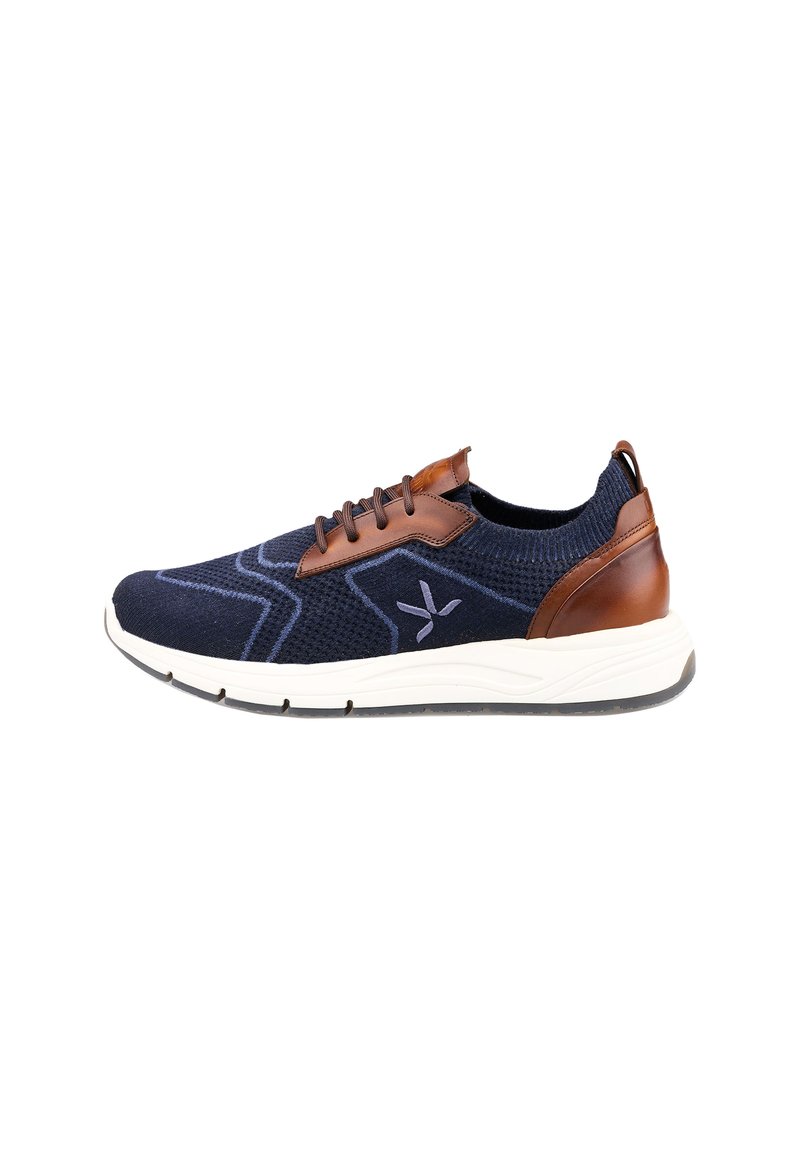 Marineblaue Strick-Sneaker mit braunen Lederakzenten, einer weißen Sohle und Zickzackmuster-Details im oberen Bereich. Niedrig geschnittenes Design mit Schnürverschluss.