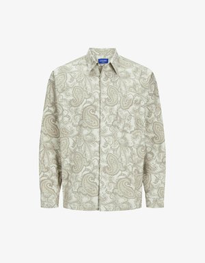 Lichtbeige langemouwshirt met een ingewikkeld paisleypatroon in een donkerder beige. Voorzien van een knopenfront en een enkele borstzak.
