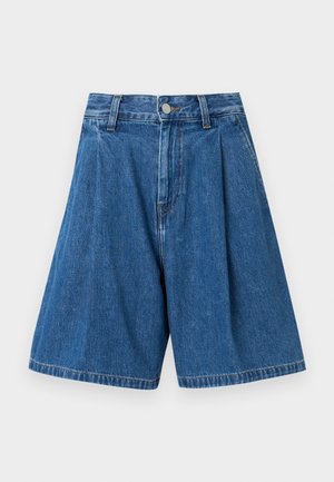 Bermuda shorts in denim blu con una parte anteriore plissè, dotati di una vita standard e chiusura con bottone. Texture liscia e gambe a taglio dritto.