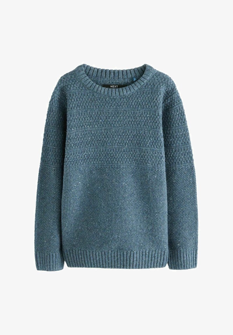 Niebieski sweter z dzianiny z teksturowanym wzorem, prążkowanym dekoltem i prążkowanym dołem. Wykonany z grubego, miękkiego materiału.
