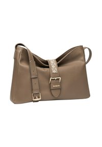 Borsa a mano in pelle marrone con finitura texturizzata, tracolla ampia e una coulisse decorativa con un logo. Presenta dettagli in metallo color oro.