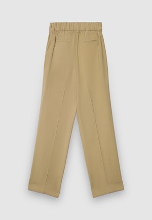Pantalon beige taille haute avec une ceinture extensible, deux poches arrière et une coupe à jambes larges. Texture lisse avec des plis avant.