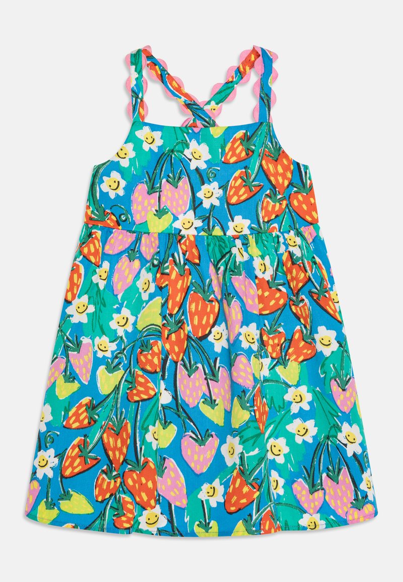 Vestido sem mangas azul com alças cruzadas, decorado com um padrão de morangos vermelhos, rosas e verdes, além de flores brancas sorridentes.