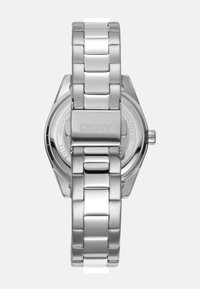 Zilveren roestvrijstalen horloge met een hexagonale kast, een schakelen armband en een sluiting met gegraveerd logo. Glad, glanzend oppervlak.