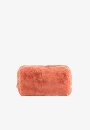 Kosmetikpung i imiteret pels i koralorange, rektangulær form med blød tekstur, lynlåslukning og fine syningsdetaljer.