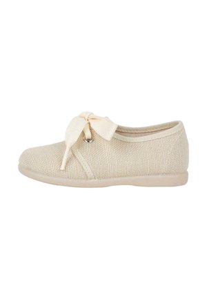 Beżowe dzianinowe buty z okrągłym czubkiem i fakturowanym wierzchem. Posiadają ozdobną kokardę z przodu i gładką gumową podeszwę.