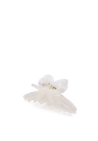 Clip de pelo de plástico translúcido en forma de mariposa, con bisagra en tono dorado y múltiples dientes de agarre con un acabado liso y brillante.