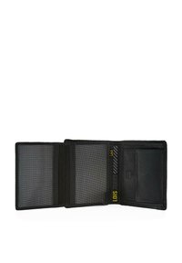 Billetera de cuero negro con múltiples ranuras para tarjetas, una superficie texturizada y un patrón interior. Presenta un cierre de clip y acentos de marca visibles.