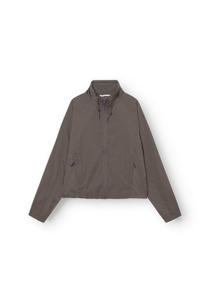 Gaismas, pelēkā krāsā, ar rāvējslēdzēju priekšā, jaka ar augstu apkakli, elastīgām aprocēm, divām sānu kabatām un auklu apakšmalā, lai pielāgotu fit.