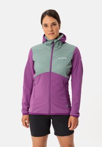 Lila und grüne isolierte Jacke mit hohem Kragen, Reißverschluss vorn und Seitentaschen; verfügt über eine glatte Textur und ein Farbblockdesign.