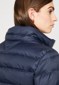 Tommy Hilfiger TYRA WITH FUR - Piumino - desert sky