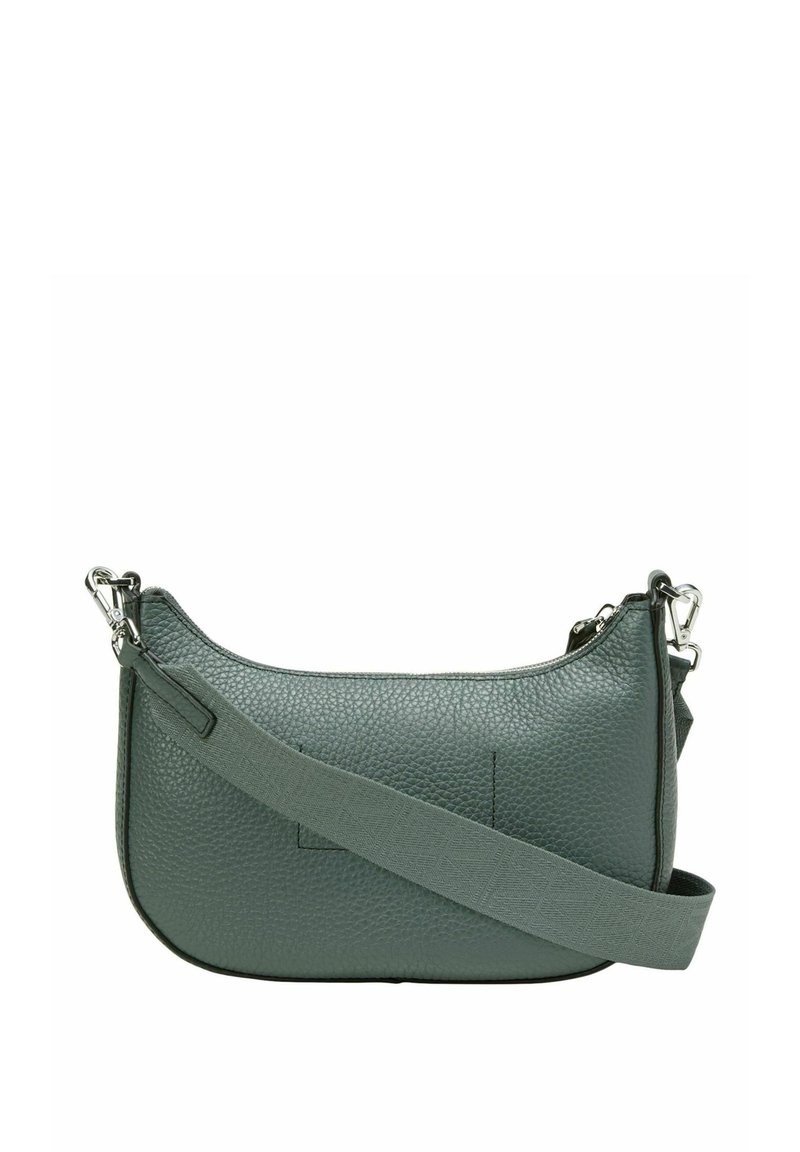 Grüne Leder-Crossbody-Tasche mit strukturierten Oberflächen, geschwungener Form, Reißverschluss und verstellbarem Riemen. Verfügt über silberne Hardware-Akzente.