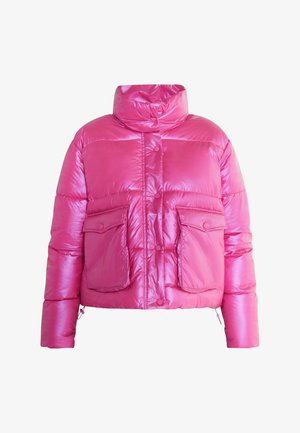 Giacca rosa gonfiata con colletto alto, texture lucida, due tasche frontali con patta e chiusure a bottone. Presenta un design cropped.