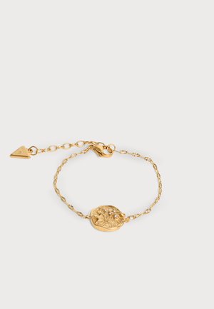 Bracelet délicat en chaîne dorée avec un pendentif rond texturé orné de petits cristaux incrustés et un fermoir ajustable avec une étiquette triangulaire.