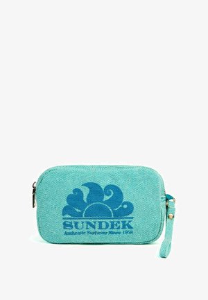 Bolsita de cremallera en color azul aqua, hecha de un tejido texturizado, que presenta un gran logo de ola en azul oscuro. Incluye una correa para la muñeca para un fácil transporte.