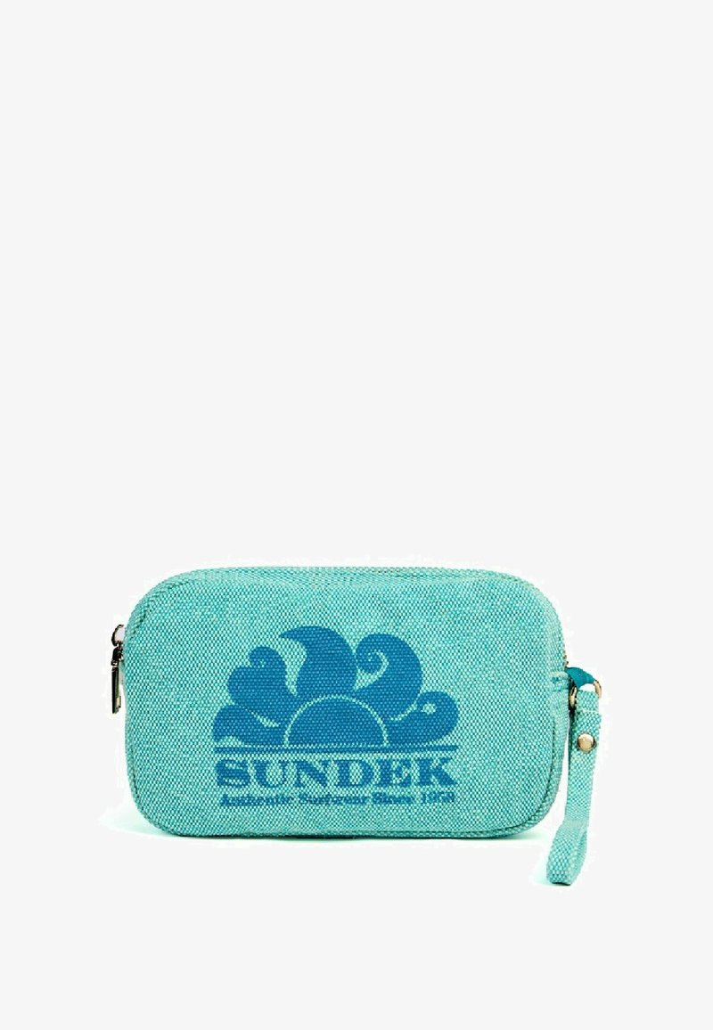 Bolsita de cremallera en color azul aqua, hecha de un tejido texturizado, que presenta un gran logo de ola en azul oscuro. Incluye una correa para la muñeca para un fácil transporte.