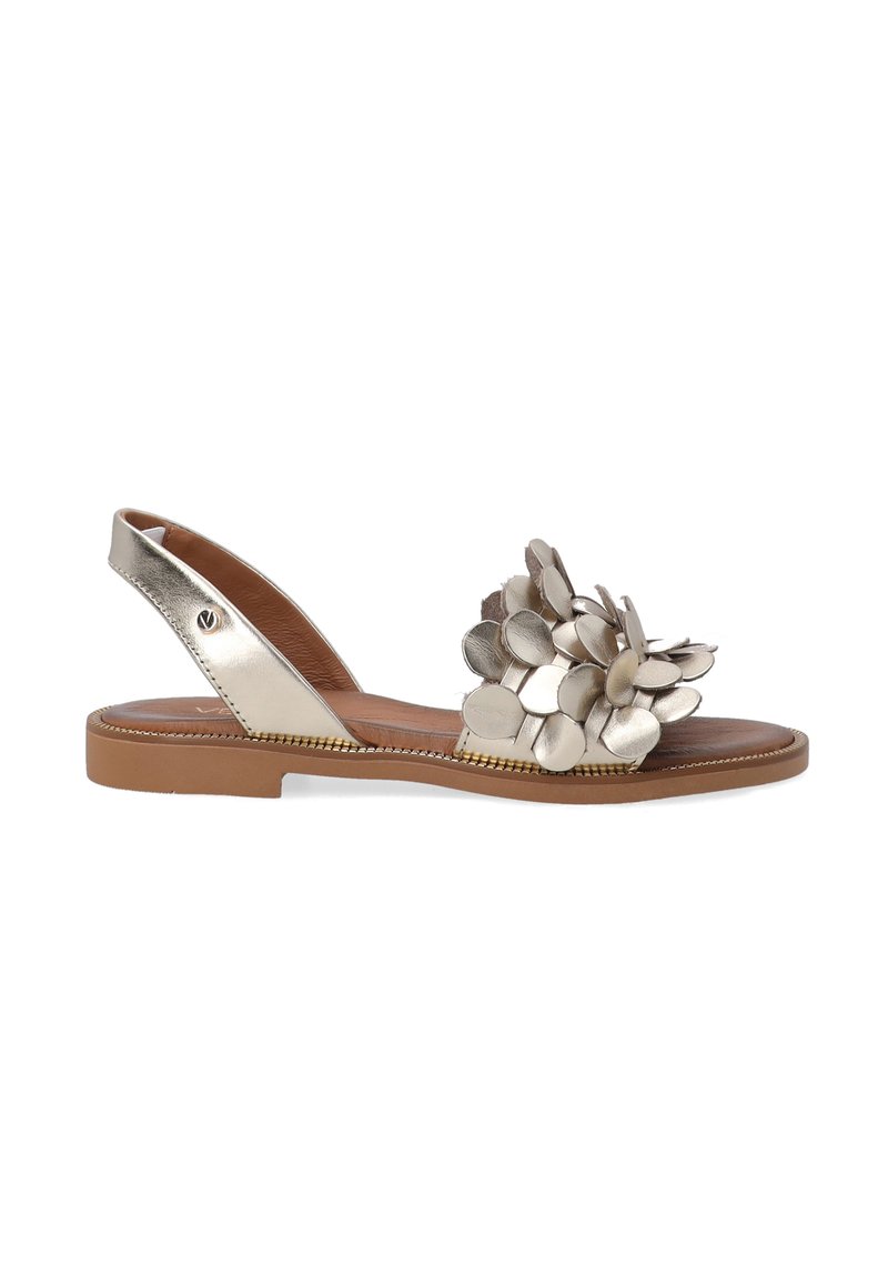 Metallic sølv sandal med en blomsterdekoration, der har en slingback-strop og en flad brun sål. Strukturerede blomsterdetaljer forbedrer designet.