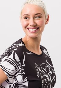 Zwart-wit graphic t-shirt met abstracte lijnontwerpen, ronde halslijn en korte mouwen, gemaakt van een zachte, rekbare stof.