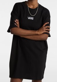 Czarna bawełniana sukienka t-shirtowa z krótkimi rękawami, z białym haftowanym logo "Vans" na piersi i luźnym krojem.