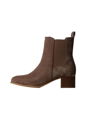 Bottine en daim marron avec un petit talon bloc, un empiècement latéral élastique et une languette à l'arrière.