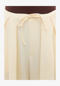 Sélectionné, solid offwhite