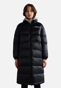 Lange zwarte pufferjas met een glanzende afwerking. Heeft een hoge kraag, ritszakken en elastische cuffs. Inclusief een grijze voering met kap.