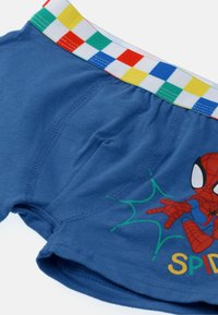 Boxer brevi in cotone blu con grafica di Spiderman. Vita elasticizzata con un motivo a scacchi colorato. Texture morbida e vestibilità aderente.