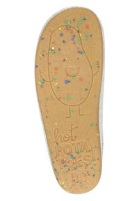 Plantilla acolchada marrón con forma de patata, que presenta un personaje de patata sonriente y puntos coloridos similares a confeti. Incluye texto de marca.