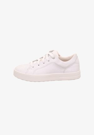 Biały, niskoprofilowy sneaker o teksturowanej powierzchni, z przodem na sznurówki, wyściełanym kołnierzem i płaską gumową podeszwą, widziany od zewnętrznej strony.
