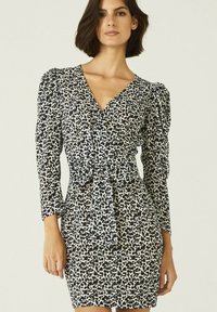 Zwart-witte leopardprint jurk met een V-hals, lange pofmouw, een getailleerd silhouet en een strikceintuur in de taille.