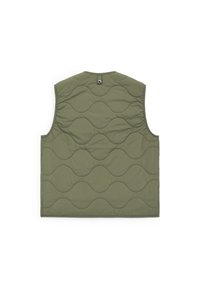 Veste sans manches matelassée vert olive avec un motif de piqûres ondulées et un petit détail de boucle au centre du haut du dos.