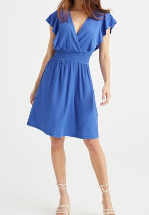 Blå klänning med korta svepande ärmar, djup V-ringning, smockad midja och flödande kjol. Tillverkad av texturerad tyg.